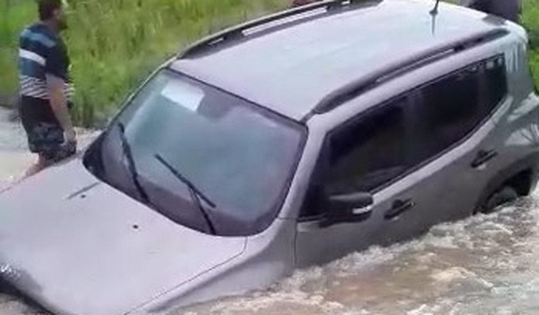 [Vídeo] Enxurrada deixa carro atolado na zona rural de Arapiraca e população fica assustada