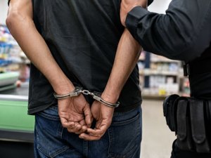 Homem é flagrado furtando supermercado de Arapiraca e ameaça funcionários com faca