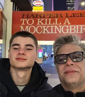 Filho de Fábio Assunção surpreende namorada com pedido de casamento em parque