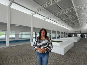 Prefeita Ziane Costa divulga evolução das obras de escola e destaca antes e depois da unidade