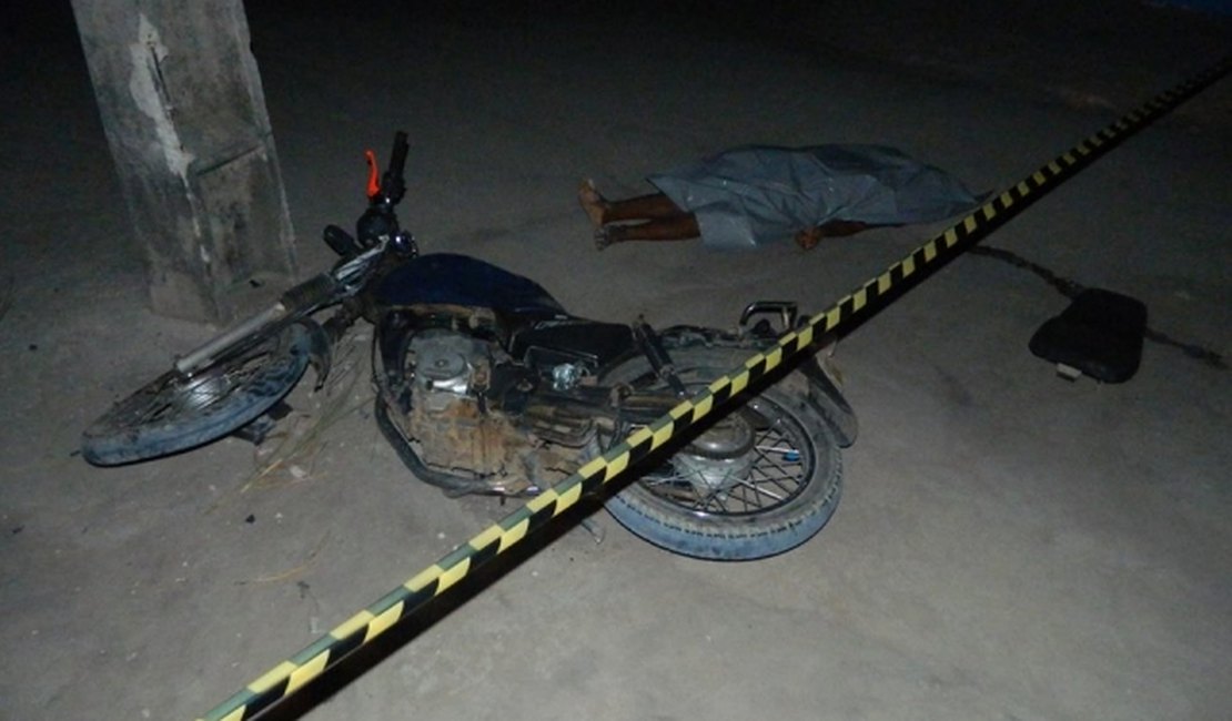 Motociclista morre após perder o controle e colidir em poste de energia