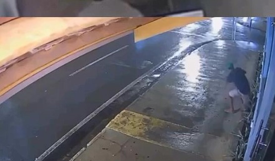 Homem invade pizzaria na Jatiúca durante a madrugada e furta celulares