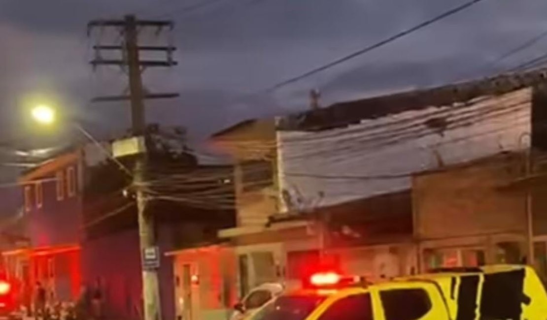 Major da PM invade casa da ex-companheira, faz reféns e ameaça matá-la em Maceió