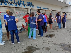Pessoas que viviam em situação de rua no Centro de Maceió são realocadas