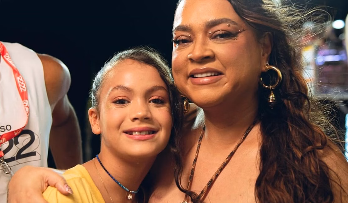 Neta de Preta Gil emociona ao cantar Sinais de Fogo em festa; assista
