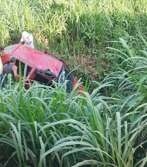 Homem morre após carro capotar na AL-105, em São Luís do Quitunde