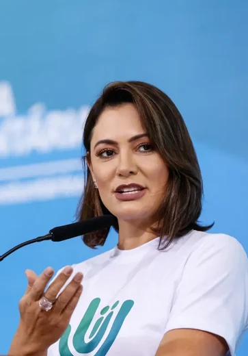 Michelle Bolsonaro se manifesta após decisão de Moraes sobre Zambelli