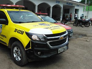 Carro colide na traseira de viatural policial no Trevo Padre Jefferson, em Arapiraca