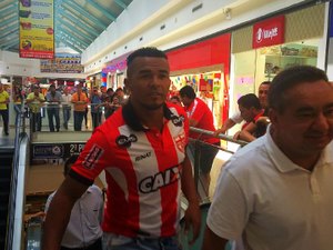 Atacante Zé Carlos é apresentado oficialmente e retorna ao CRB