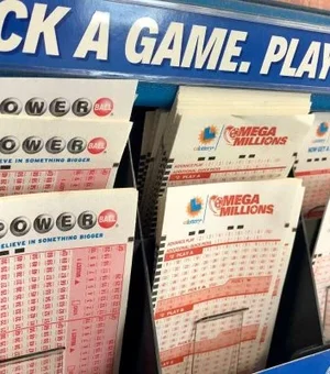 Mulher quase perde R$ 5 milhões ao jogar bilhete de loteria no lixo