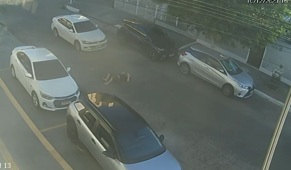 Câmeras registram momento em que idoso de 96 anos é atropelado no bairro do Poço