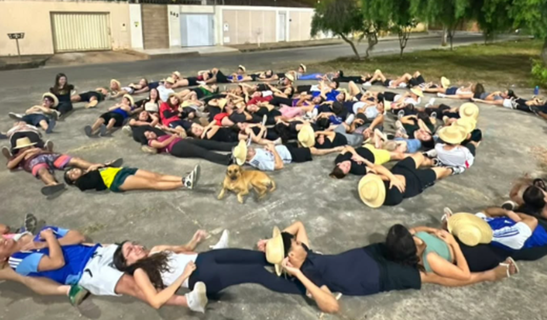 [Vídeo] Vira-lata caramelo invade ensaio de quadrilha e viraliza