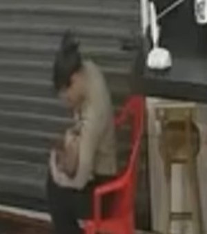 [Vídeo] Agente da SMTT amamenta e acalma bebê durante caso de violência em AL