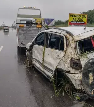 Homem perde controle de veículo e capota em curva na AL-220 em Arapiraca