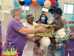 Criança ganha festa de aniversário surpresa no Hospital da Mulher