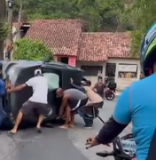 Veículo capota e causa transtorno na Ladeira da Moenda em Maceió