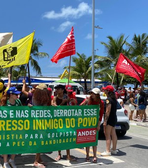 Protesto contra a PEC da Blindagem toma as ruas da orla de Maceió