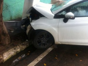 Condutor perde controle de veículo e colide contra poste no Agreste