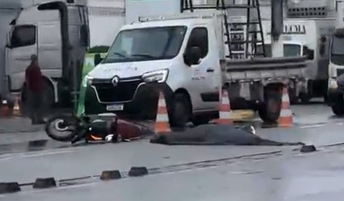 Motociclista morre após colisão com caminhão na Avenida Menino Marcelo