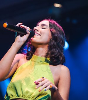 Bossa Nova invade Arapiraca com o show 'As Cores da Bossa' da cantora Duda Maia