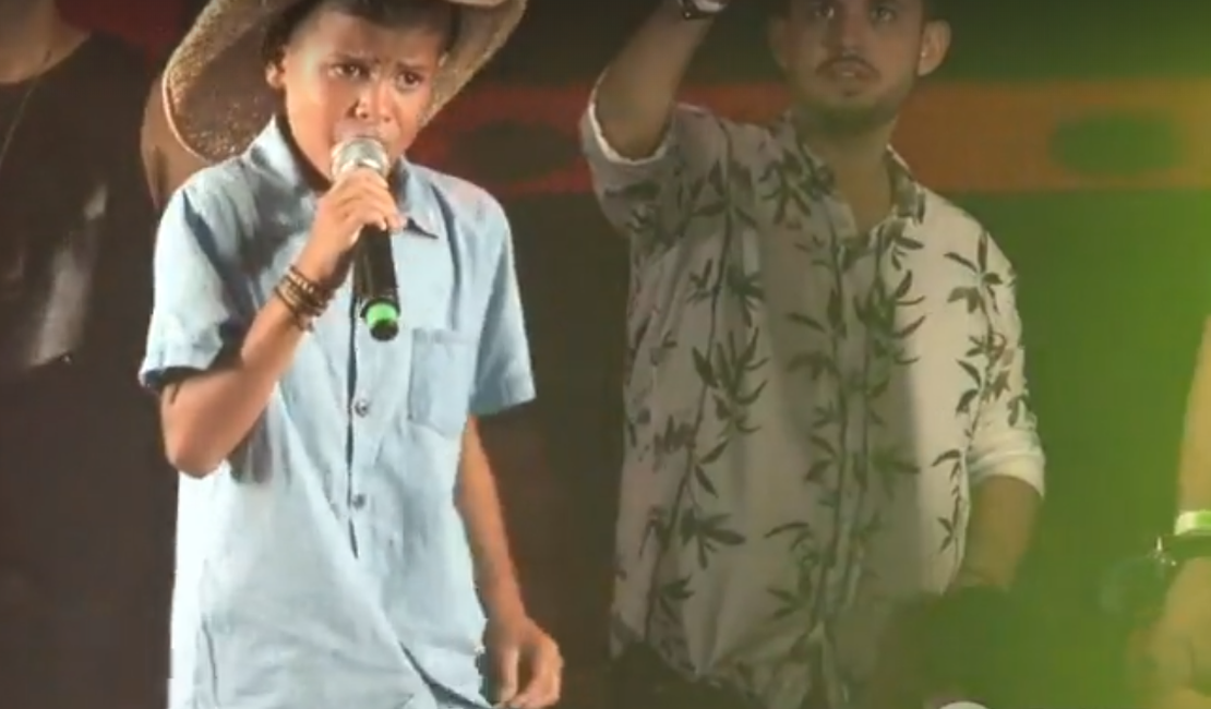 Mano Walter chama Winicios Vaqueiro para cantar durante seu show no Maceió Verão