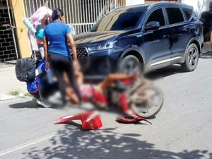 Motociclista perde o controle e bate em dois veículos na Avenida Ceci Cunha