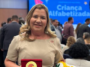 Prefeita Eronita Sposito recebe Selo Ouro do Compromisso Nacional Criança Alfabetizada, em Brasília