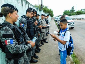 Volta às aulas: alunos da rede estadual são recepcionados por agentes de Segurança Pública