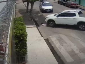 [Vídeo ] Pai faz alerta após quase atropelar filho ao sair da garagem em Arapiraca