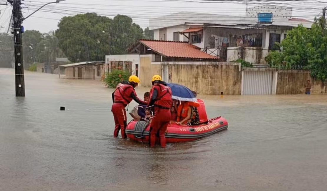 Inundações deixam famílias ilhadas em dia de chuva no Grande Recife; mais de 80 pessoas buscam abrigo