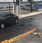 Moradores reclamam de buracos recorrentes em cruzamento da Ponta Verde