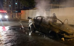 Carro pega fogo na Avenida Rotary