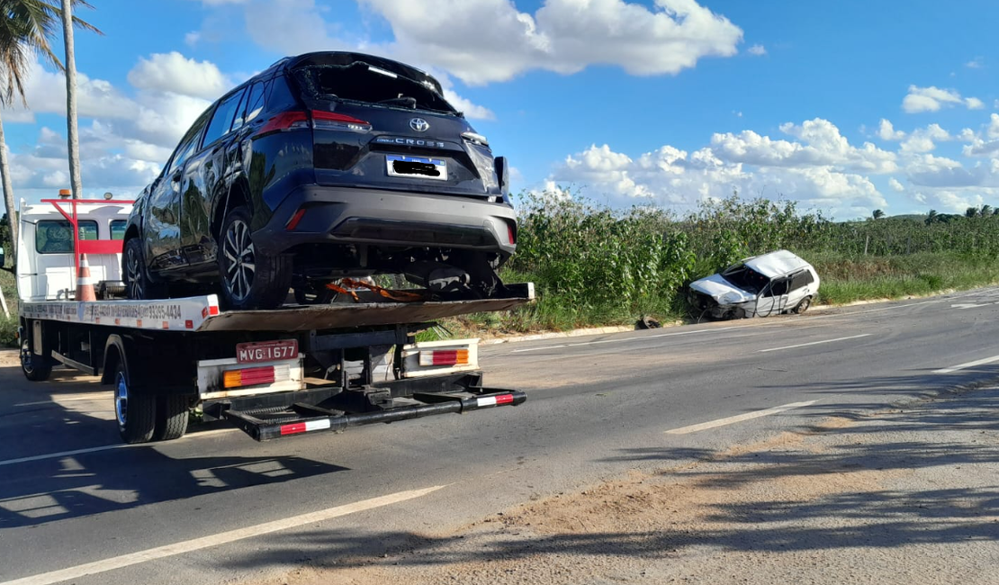 [Vídeo] Colisão entre carros de passeio provoca capotamento na AL-220, no povoado Pé Leve