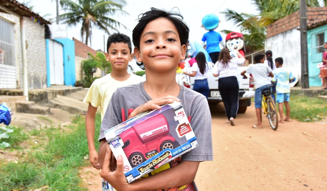 Programa Viver Melhor faz a alegria de crianças com a entrega de brinquedos em Arapiraca