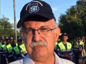 [Vídeo] Teófilo escorrega em discurso e chama seguranças de Guarda Municipal