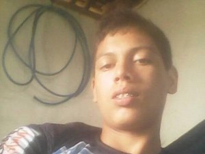 Jovem invade casa para escapar de tiros e é morto por criminosos