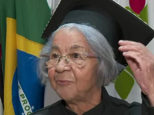 Aos 83 anos, idosa se forma na EJA e sonha em fazer faculdade