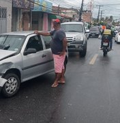 [Vídeo] Câmera flagra colisão causada por motorista embriagado no Jacintinho