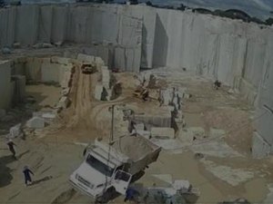 Caminhão cai em vala de mineradora no Ceará, e motorista escapa ao saltar de veículo