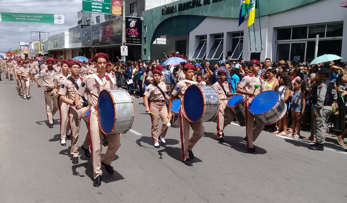 [Vídeo] Desfile cívico anima Centro de Arapiraca neste feriado