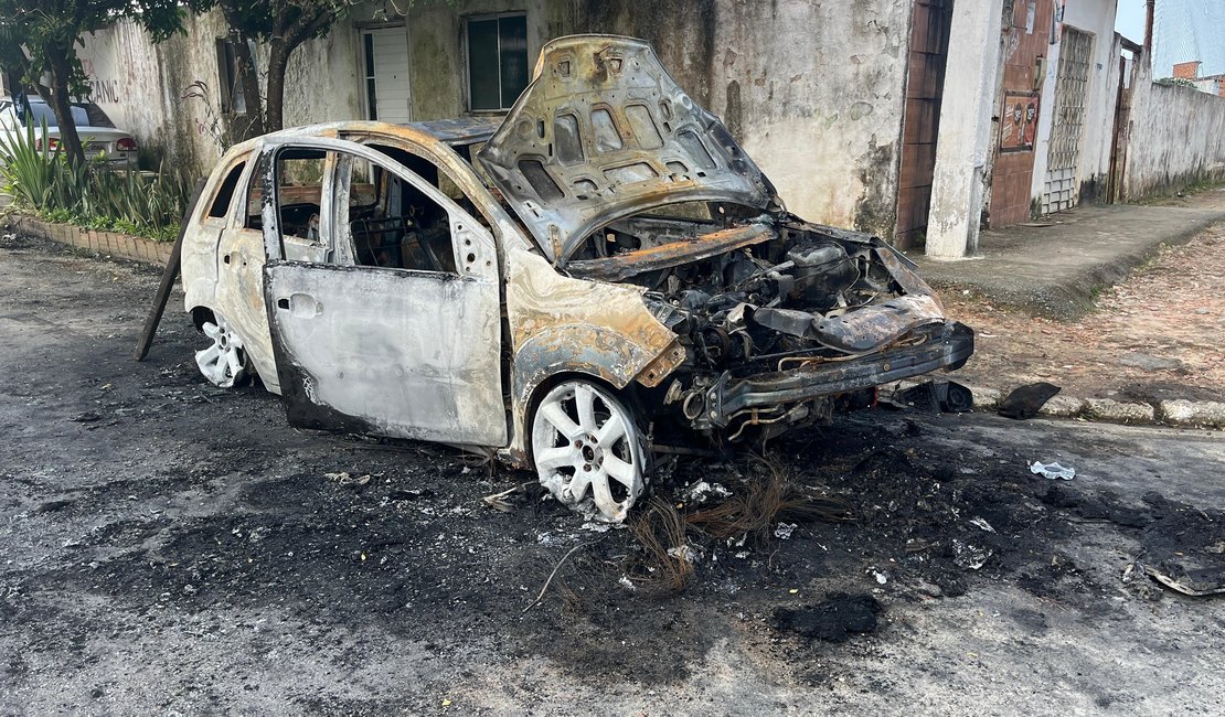 [Vídeo] Carro colide com poste, pega fogo e é destruído pelas chamas no Petrópolis