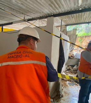 Defesa Civil interdita quatro casas após desabamento de muro em Maceió