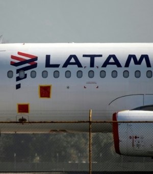 Avião da Latam apresenta problema durante voo e retorna para Recife