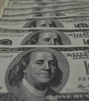Dólar bate R$ 5 na abertura do mercado com pânico sobre coronavírus