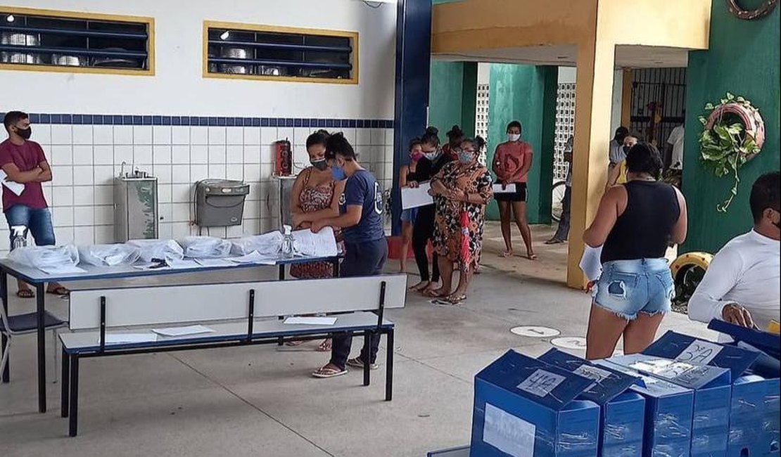 Escolas públicas entregam materiais impressos para reforçar ensino em casa