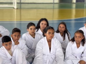 Jundiá investe no esporte infantil e entrega materiais de judô para crianças e adolescentes