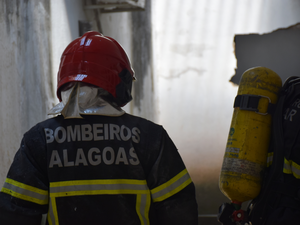 Estabelecimento comercial pega fogo no Centro de Maceió e bombeiros controlam chamas