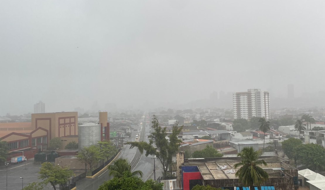 [Vídeo] Maceió amanhece sob chuva intensa, alagamentos e trovoadas