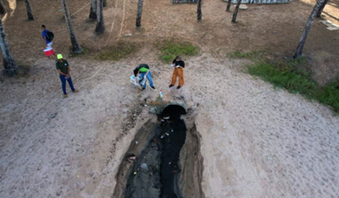 MPF apura despejo irregular de esgoto no mar da Ponta Verde, em Maceió
