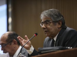 Crise política é processo de aperfeiçoamento da democracia, diz Ayres Britto